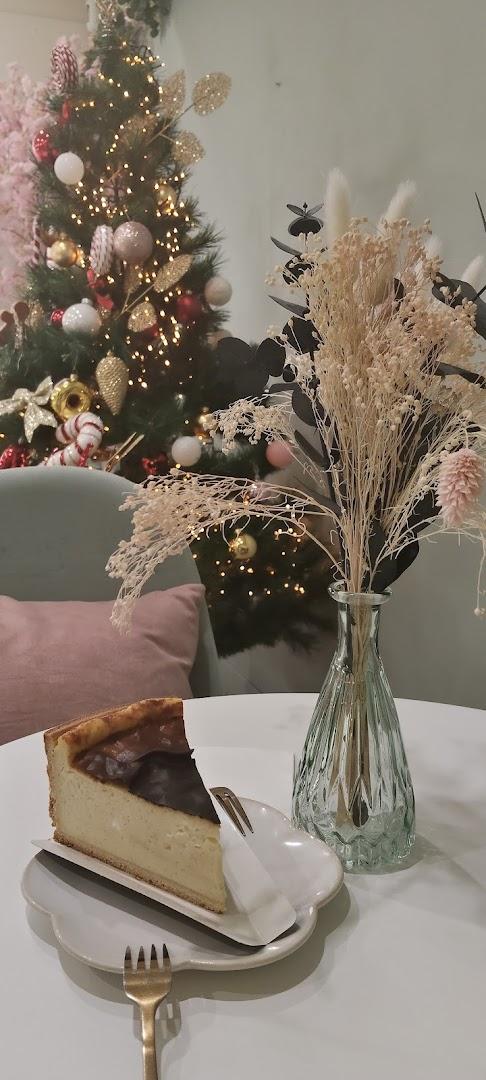 Delices Enchanthes-Patisserie - Photo 3